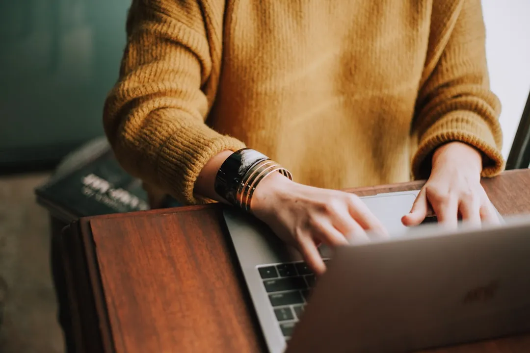 Osoba wprowadza dane najmu na laptopie w domowym wnetrzu